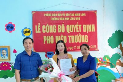 Lễ công bố quyết định cho đồng chí  Lê Thị Tiến phó hiệu trưởng Trường Mầm Non Long Môn